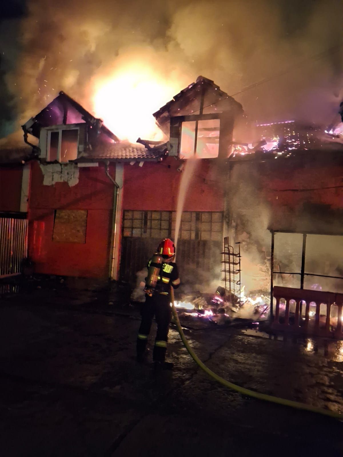 Incendiu violent la o casă în Oradea